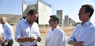 El ministro de Presidencia, Justicia y Relaciones con la Corte, Félix Bolaños (d), y el ministro de Transportes y Circulación Sostenible, Óscar Puente (i) visitan las obras del Viaducto Barranco del Cebollero de la línea de alta velocidad en Almería .