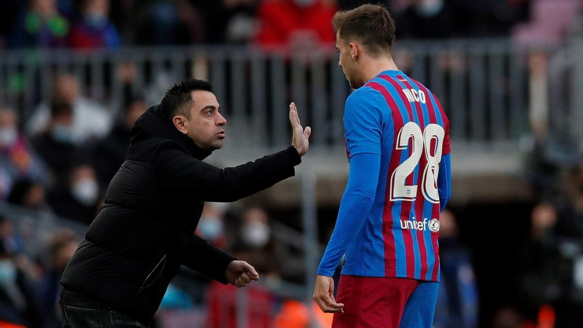 Nico González recita las instrucciones de Xavi durante un partido