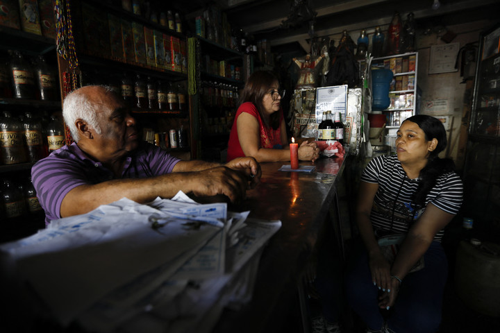 Trabajadores esperando el regreso de la luz. AFP