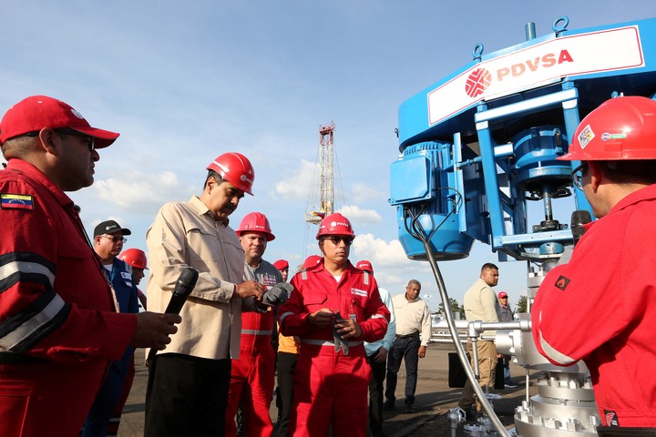 El presidente Nicolás Maduro en acción en una planta petrolera estatal de PDVSA, en una imagen de archivo. Foto: AFP 