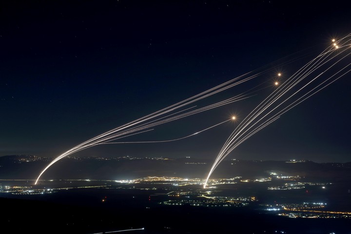 La Cúpula de Hierro de Israel intercepta cohetes lanzados desde el Líbano.  Foto EFE