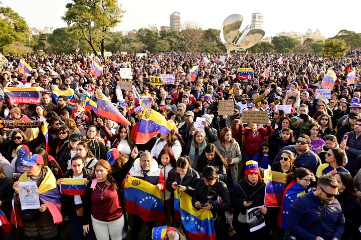 Ciudadanos venezolanos residentes en Argentina durante la protesta en Buenos Aires en solidaridad con las marchas de Venezuela. efe