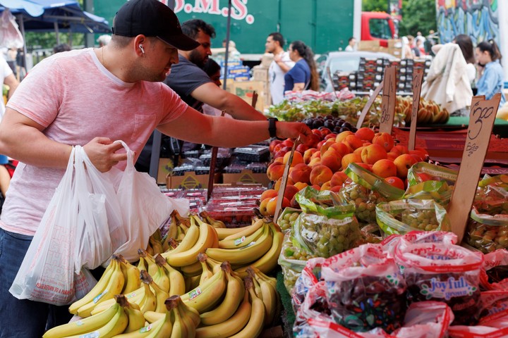 Clientes en un mercado de Boston. Precios de los alimentos en el plan de Kamala Harris. Foto: EFE  
