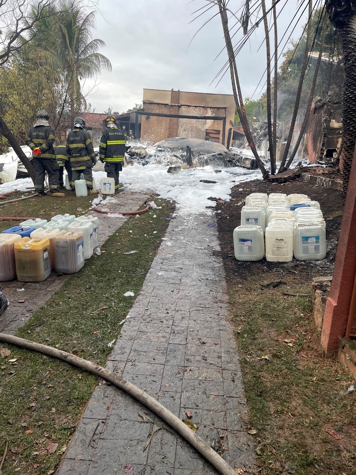 Los scombros mientras personal de emergencia trabaja en el lugar. Foto: Reuters / Juninho Giugni vía Instagram.