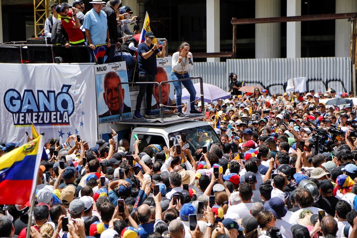 La dirigente opositora Corina Machado aglutina la multitudinaria movilización en Caracas. AP
