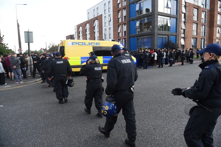 La policía de Liverpool y de toda Gran Bretaña estaba preparada para posibles disturbios durante las protestas.  Foto: EFE  