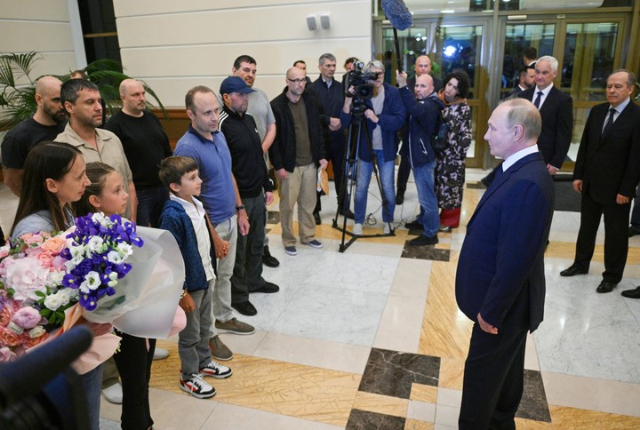 Putin recibió a los prisioneros liberados en el aeropuerto de Vnukovo.  Foto: EFE/Kirill Zykov/Sputnik.