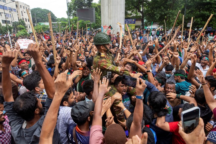 Los manifestantes celebran la salida del primer ministro.  Foto: AP