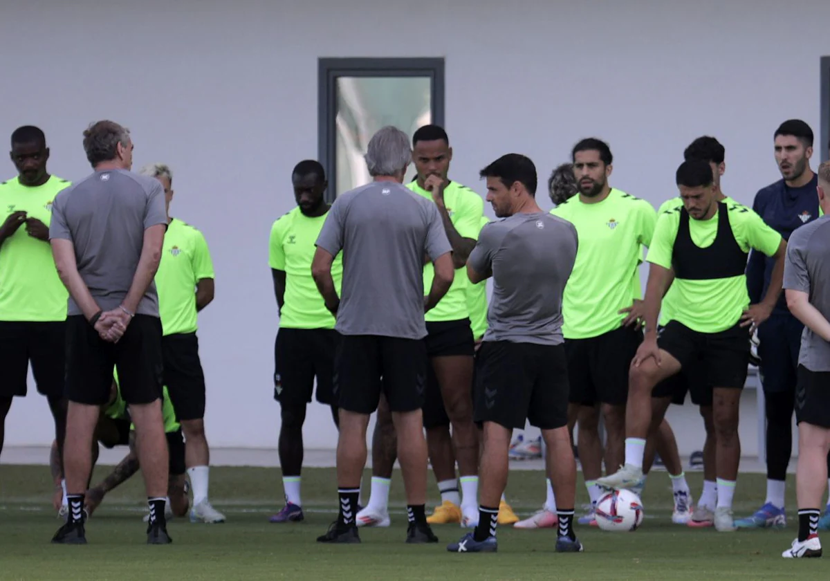 Pellegrini se dirige a sus jugadores en el entrenamiento del martes