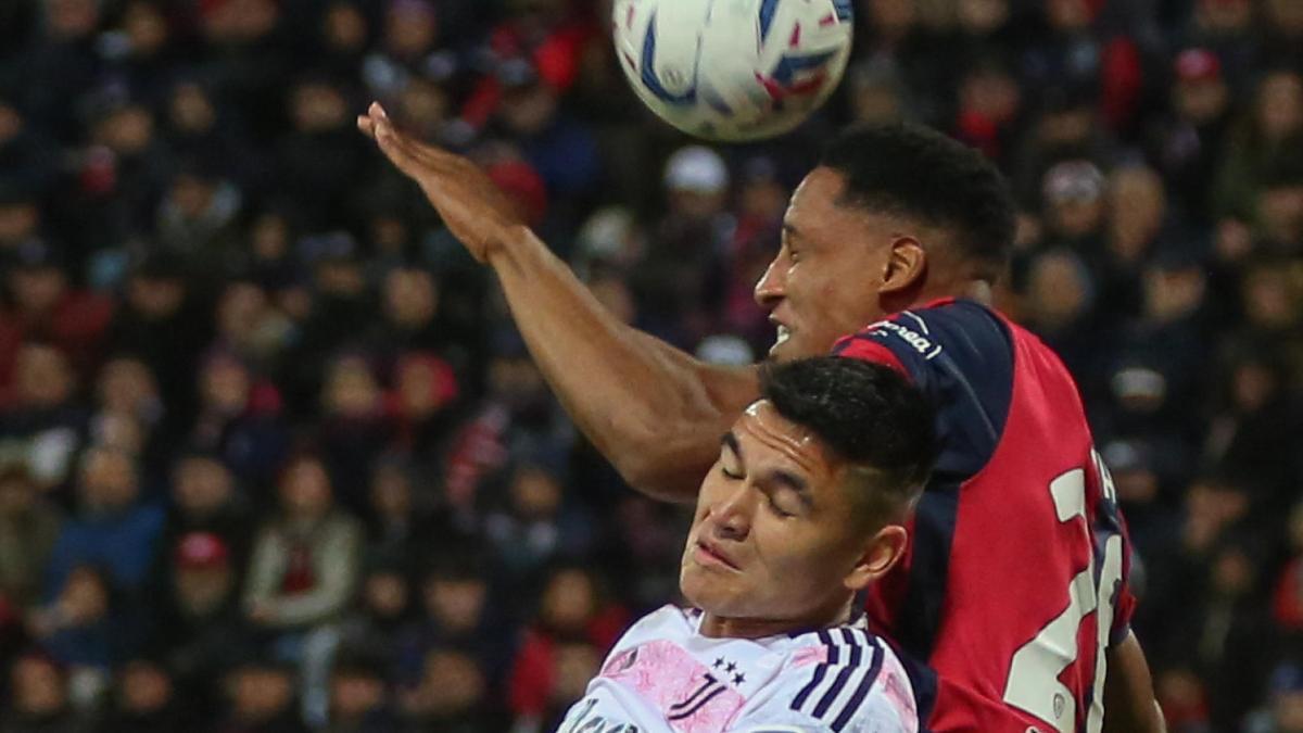 Yerry Mina, jugando un balón aéreo con Cagliari