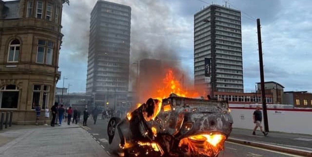 Un coche fue incendiado durante disturbios en la ciudad inglesa de Sunderland
