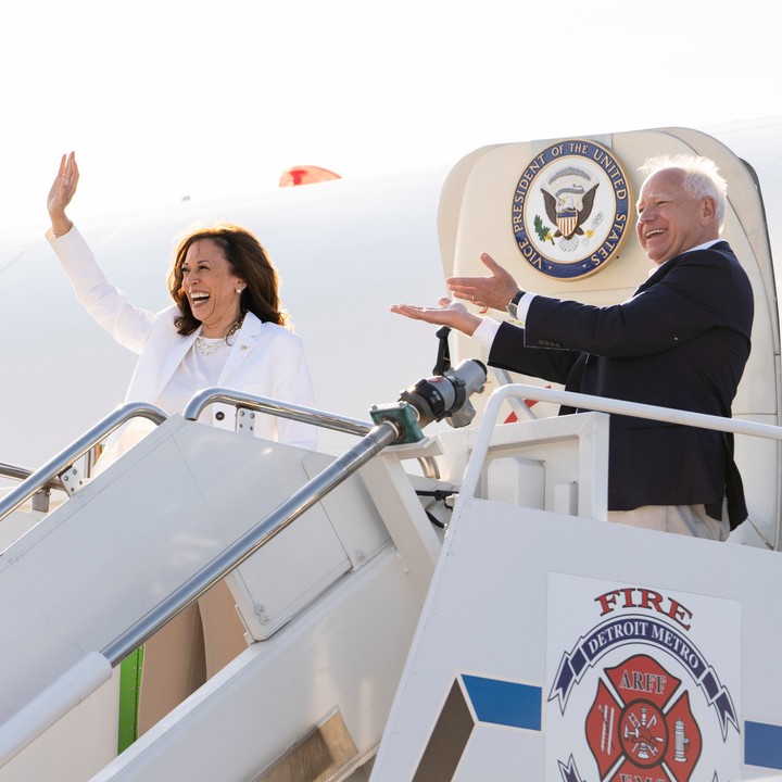 La vicepresidenta Kamala Harris, candidata presidencial demócrata, y el gobernador Tim Walz de Minnesota, su compañero de fórmula, saludan al Air Force Two en un banco del Aeropuerto Metropolitano Condado Wayne de Detroit en Romulus, Michigan. , 7 de agosto de 2024. (Erin Schaff/The New York Times)