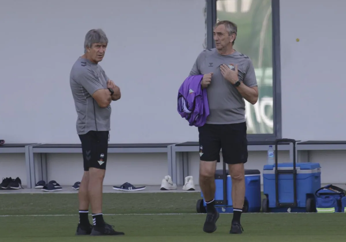 Manuel Pellegrini habla con su ayudante Rubén Cousillas durante el entrenamiento de este sábado antes de partir hacia Vitoria