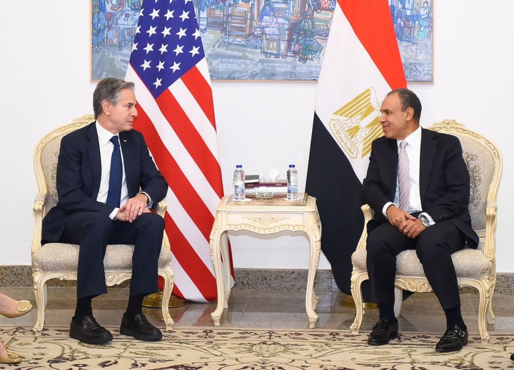 El jefe de la diplomacia de Estados Unidos, Antony Blinken, y el canciller egipcio Badr Abdelatty, se encuentran estos martes en El Cairo. Foto: EFE   
