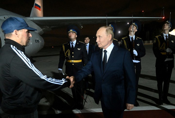 Putin saluda a Krasikov, uno de los detenidos que integró el intercambio.  Foto: Sputnik/Mikhail Voskresensky/vía Reuters.