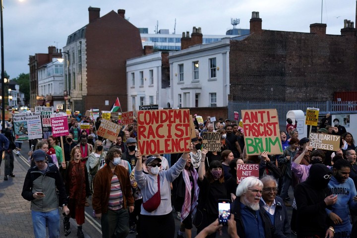 Una marcha contra el racismo y la xenofobia en Birmingham, Gran Bretaña, este mes.  Foto: AP   
