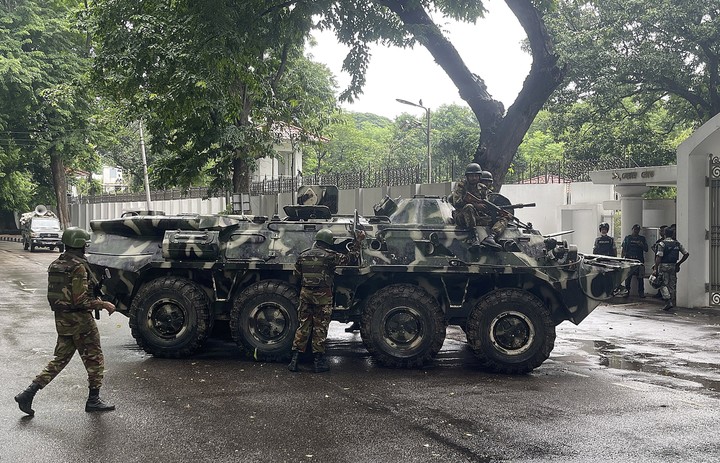 Los soldados patrullan las calles de Dacca.  Foto: EFE 