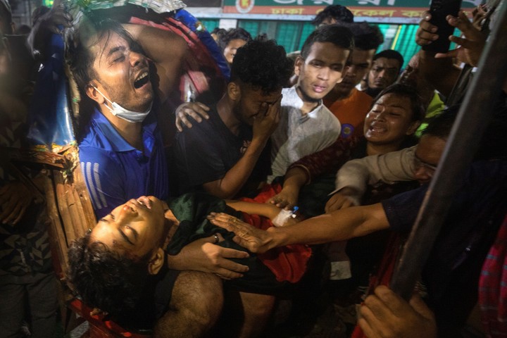 Los manifestantes se encontraron con el cuerpo de un joven que murió durante las protestas del domingo.  Foto: AP