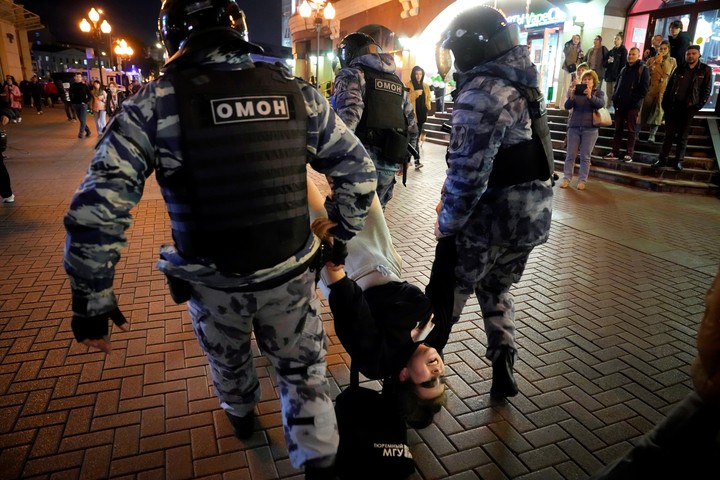 La policía arresta a un manifestante en una marcha contra la guerra en Ucrania, septiembre de 2022 en Moscú. Foto: AP 