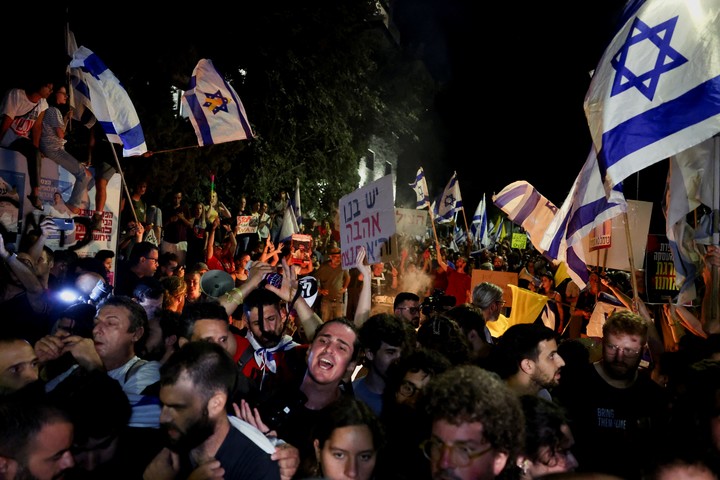 Una manifestación para abordar la liberación inmediata de las personas detenidas en Gaza, en medio del actual conflicto entre Israel y Hamás, cerca de la residencia del Primer Ministro israelí, Benjamín Netanyahu. FotoReuters