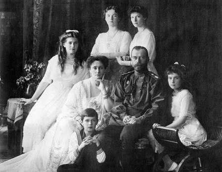 La familia imperial hacia 1914, con el zarevich Alekséi entre Nicolás II y Alejandra