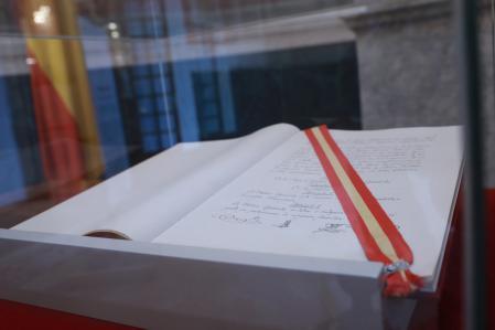 Mesa que se utiliza para la firma de la constitución de 1812 que se expone junto a ella Foto Emilia Gutiérrez 12/01/2020