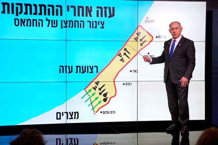 El primer ministro israelí, Benjamín Netanyahu, frente a un mapa de Gaza en Francia, explica a los espectadores cómo Hamás importó armas al territorio. Foto EFE
