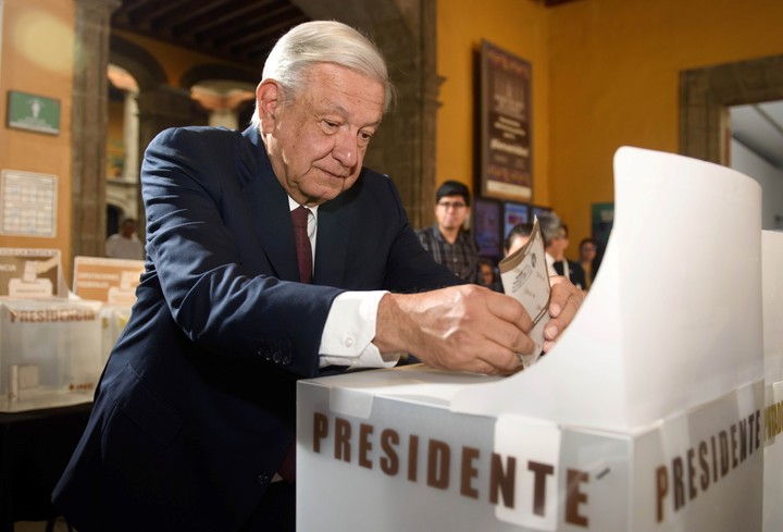 Andrés Manuel López Obrador, 70 años, pese a la semana que viene de la presidencia de México. Foto de : XINHUA