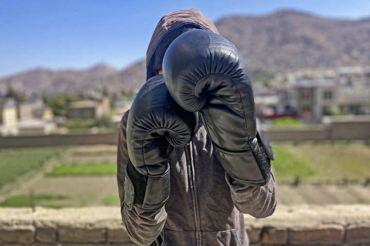 Un boxeador afgano posa durante un entrenamiento en Kabul. Foto AFP