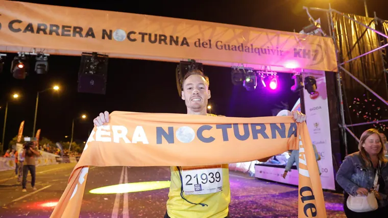 David Palacio, ganador de la Carrera Nocturna de Sevilla 2024 en categoría masculina