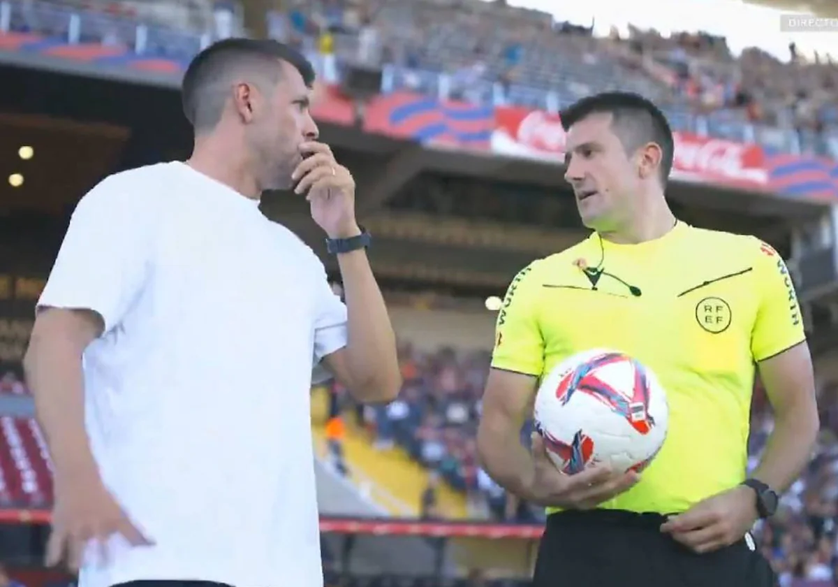 Imagen de la conversación entre el técnico y su compañero durante el partido contra el Barcelona