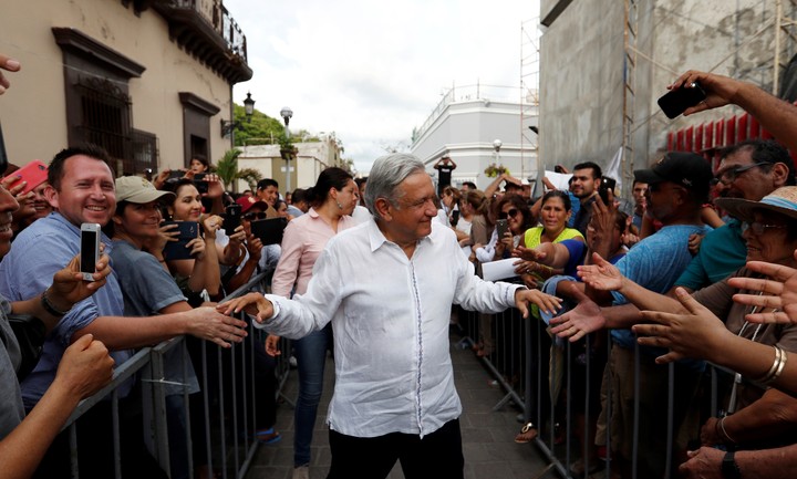 Andrés Manuel López Obrador, rodeado de seguidores, poco después de ser elegido presidente de México, en septiembre de 2018. Foto: AP   