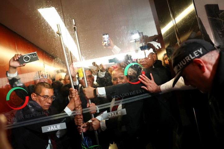 Manifestantes antes de entrar al recinto del Senado. FotoReuters