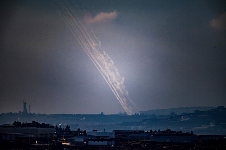 Cohetes del Líbano hacia Israel en medio de hostilidades transfronterizas entre Hezbollah e Israel. FotoReuters