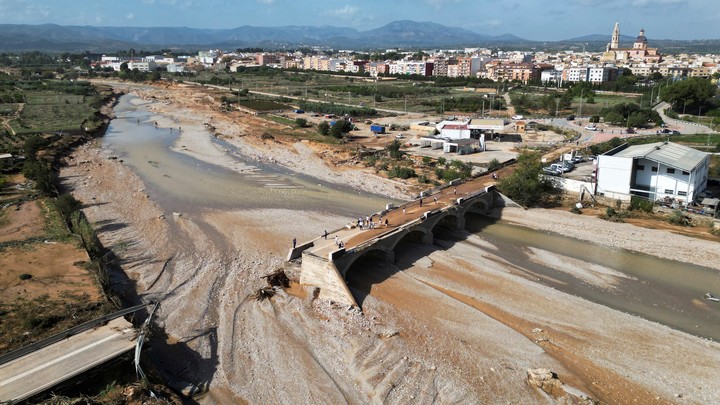 Una vista de dron muestra un puente redondo en Cheste, Valencia, España. FotoReuters