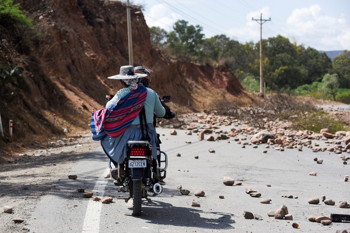 Personas cruzan un bloqueo establecido en torno al expresidente boliviano Evo Morales, protestando contra el gobierno del presidente Luis Arce, en Sipesipe, Cochabamba. FotoReuters