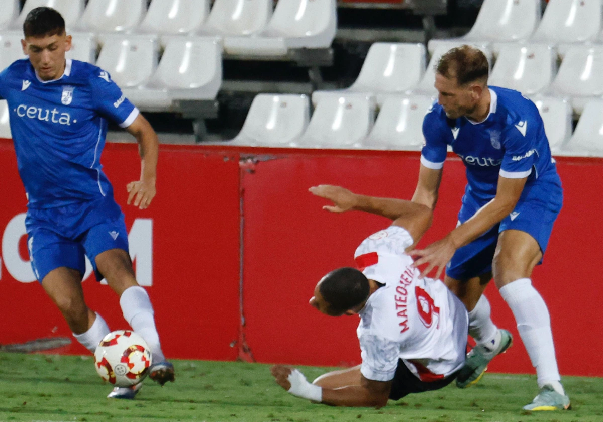 Mateo Mejía está presente durante el duelo ante Ceuta