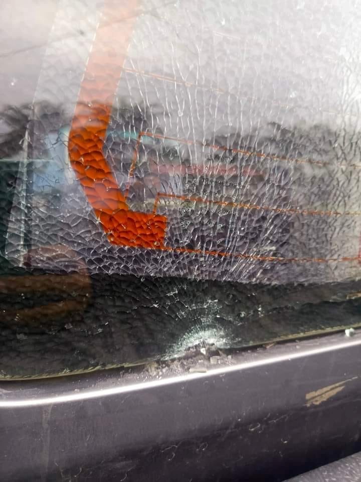 La camioneta en la que viajaba Evo Morales fue objeto de un fuerte ataque por parte de los balazos. Foto: EFE.
