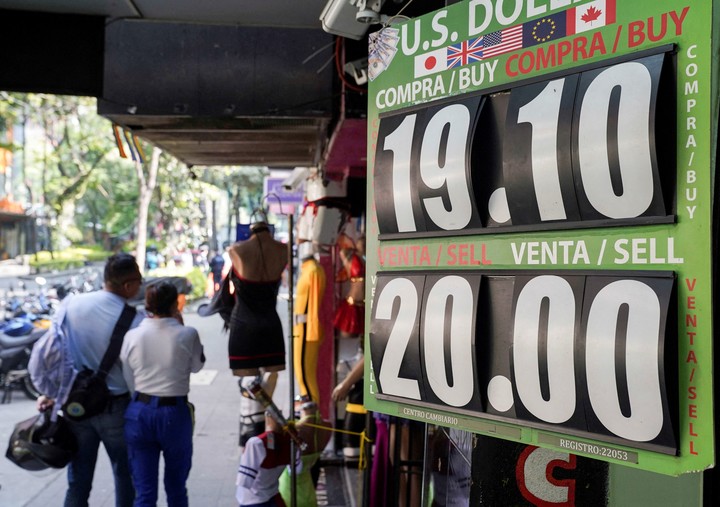 Un cartel con el tipo de cambio, en un lugar de la Ciudad de México. Foto: REUTERS