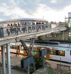 La estación de Sant Andreu Comtal está llena en estos momentos, con gente que viaja en tren porque viene a trabajar y al metro.