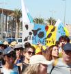 Varias personas durante una manifestación contra el modelo turístico y de desarrollo de Canarias, el 20 de octubre de 2024, en Las Palmas de Gran Canaria, Gran Canaria, Canarias (España). Las manifestaciones, que se desarrollan en todo el archipiélago, están convocadas por la plataforma Canarias que tiene un límite, formada por un núcleo de asociaciones y están dirigidas a zonas turísticas para que 