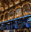 Paneles Ibex en el Palacio de la Bolsa de Madrid, el 30 de septiembre de 2024, en Madrid (España). El Ibex 35 inició la sesión de estas semanas, las últimas del mes de septiembre, con un porcentaje del 0,32%, que subió al selectivo y se situó en los 11.929 puntos a las 9.00 horas, en una jornada marcada por la publicación de los datos de inflación de Alemania. e Italia. De esta forma, el principal indicador del mercado español sigue apuntando a las 12.000 entradas, que no se registran en la Bolsa de Madrid desde 2010.