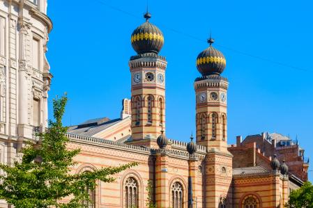 Las torres gemelas caracterizan la imagen exterior de la Gran Sinagoga de Budapest