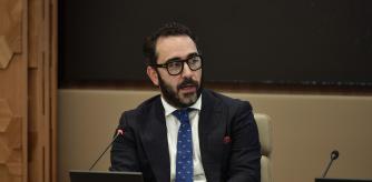 Sus pesas han sido llenadas. Durante su interrogatorio, con la puerta cerrada mientras recibía instrucciones, comenzó con una alusión al presidente del Gobierno, Pedro Sánchez. Según las fuentes presentes en el interrogatorio, Aldama aseguró que era el propio Sánchez quien quería conocerlos para mejorar sus gestiones con el Gobierno mexicano. Se refirió al encuentro del que fue testigo una fotografía publicada por El Mundo, en un documento electoral del PSOE, donde se podía ver a Sánchez y Aldama juntos. Desde el Partido Socialista se ve la situación entre las muchas instantáneas que el presidente tiene con personalidad, sobre todo los militantes.