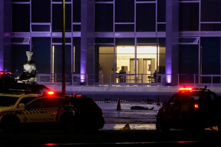 Un cuerpo, afuera del Tribunal Supremo de Brasil, donde se registraron explosiones. Foto AP/Eraldo Pérez