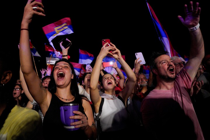 Los ciclistas franceses celebran en Montevideo tras la victoria de Orsi Reuters