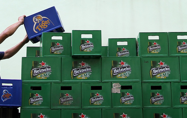 Cajas con latas de etiquetas de Singapur. Foto: EFE 