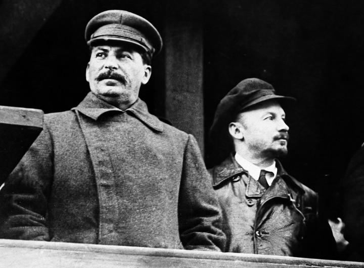 Josef Stalin y el político soviético Nikolai Bujarin, en una imagen de noviembre de 1930. Foto: AP 
