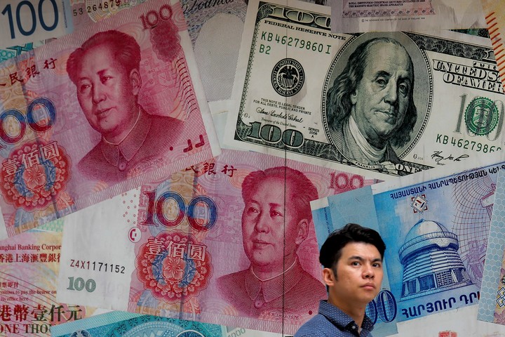 Un mural con billetes y otras monedas, en una casa de cambio de Hong Kong. Foto: AP  