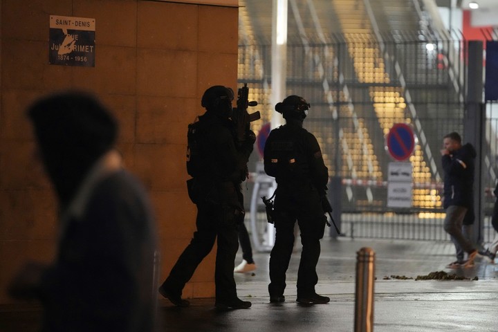 Agentes de seguridad patrullan el Stade de France durante el partido de fútbol de la Liga de Naciones entre Francia e Israel, fuera del estadio Stade de France. FotoAP